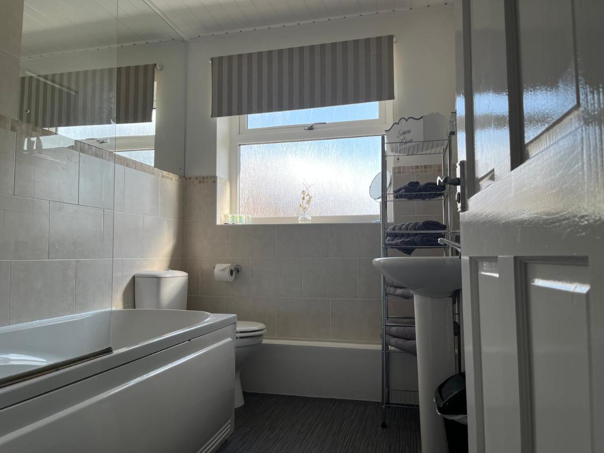 The Brook House - Spacious 3 Bed Home From Home In Burton ภายนอก รูปภาพ