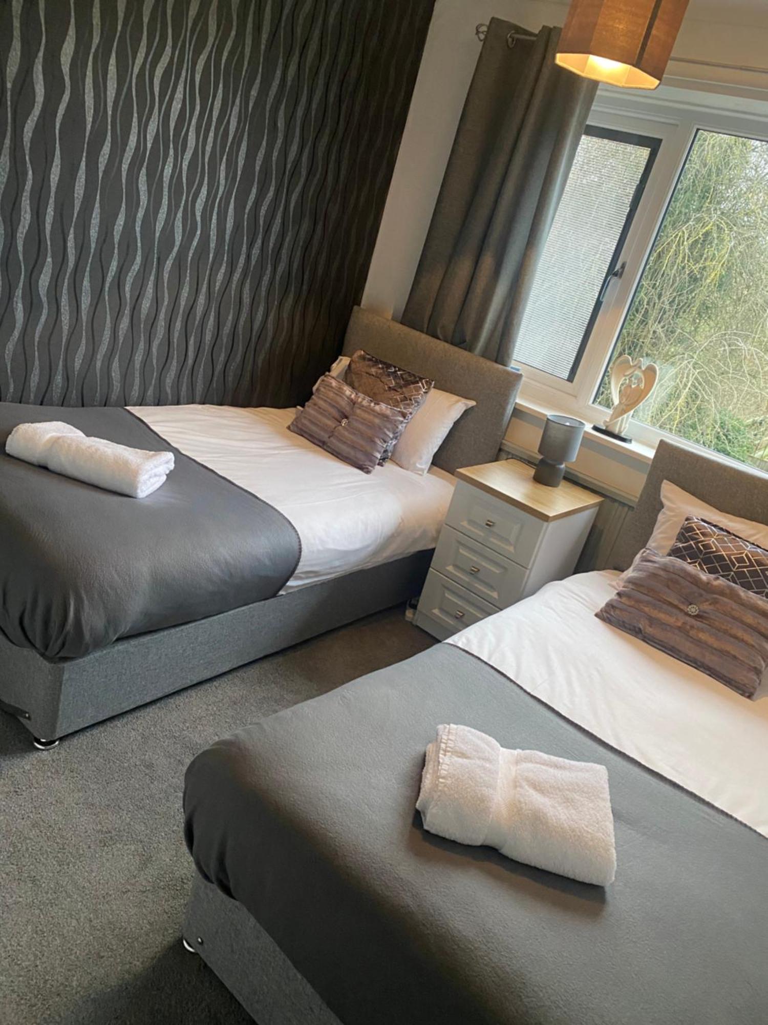 The Brook House - Spacious 3 Bed Home From Home In Burton ภายนอก รูปภาพ