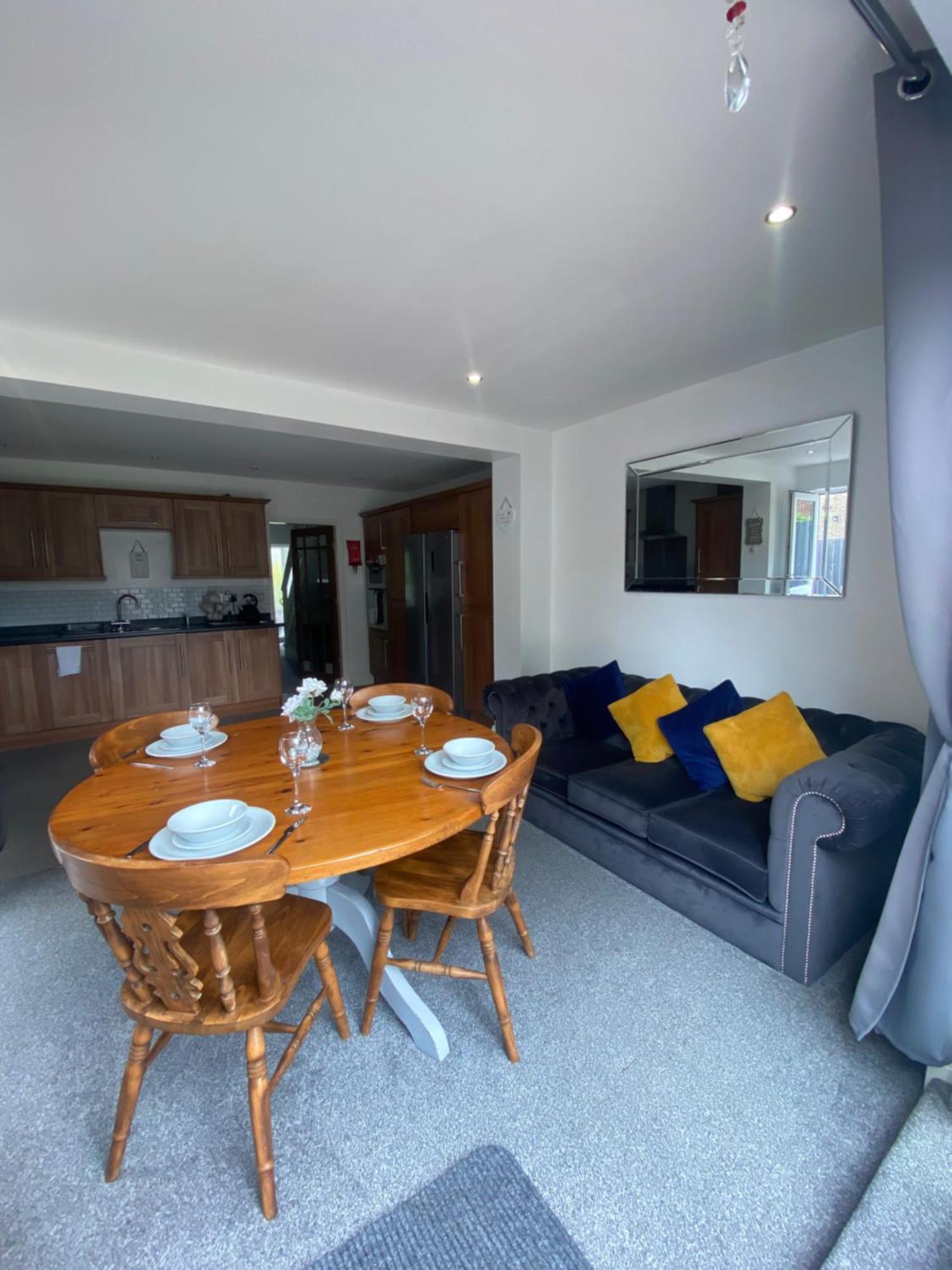 The Brook House - Spacious 3 Bed Home From Home In Burton ภายนอก รูปภาพ