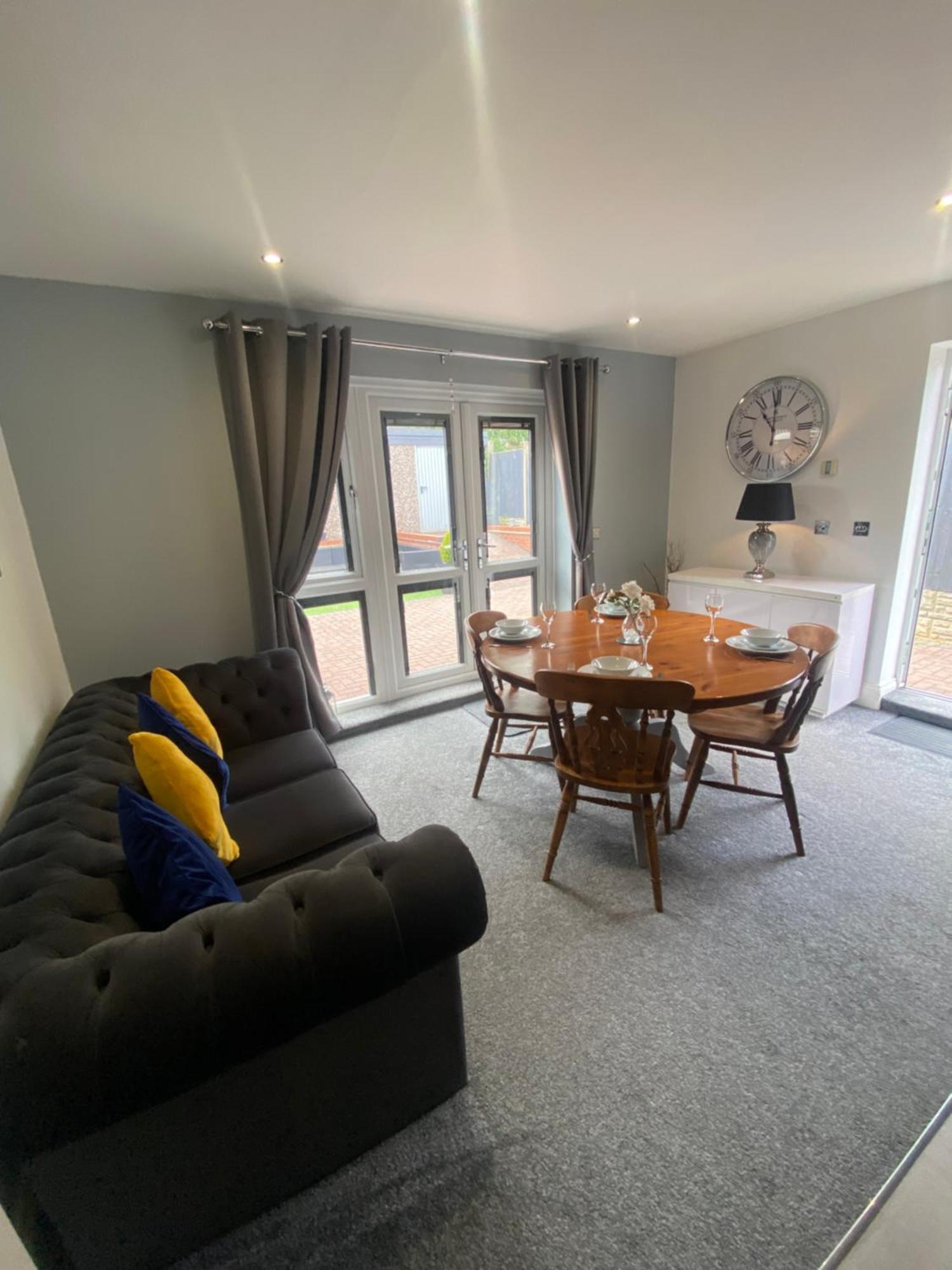 The Brook House - Spacious 3 Bed Home From Home In Burton ภายนอก รูปภาพ